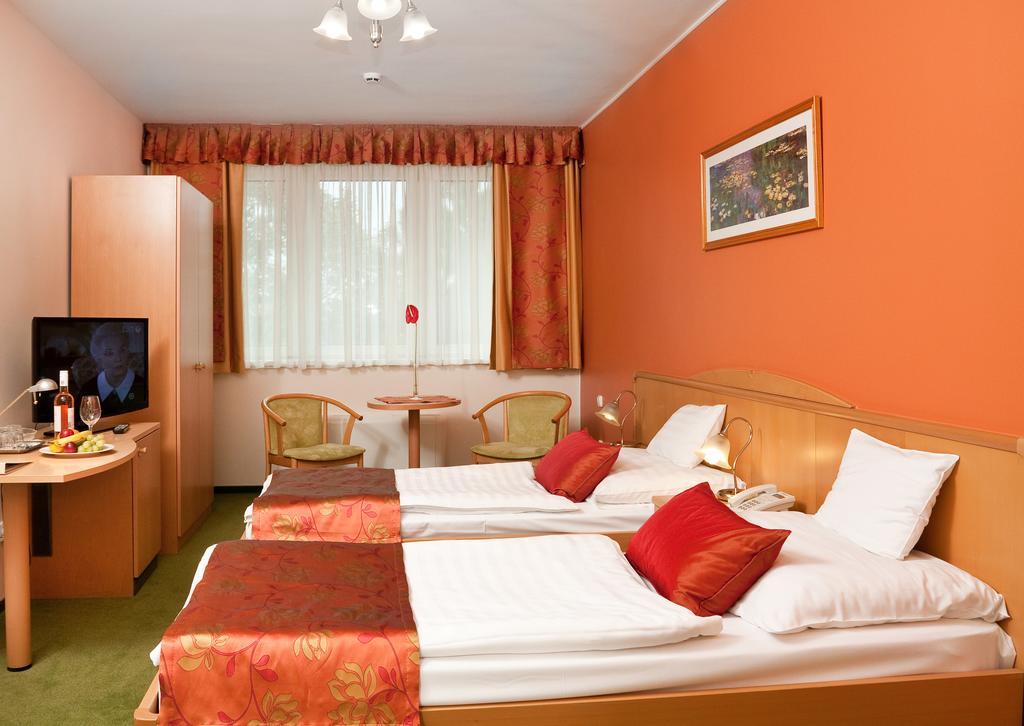 Hotel Kalvaria Γκιόρ Δωμάτιο φωτογραφία