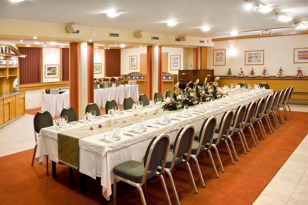 Hotel Kalvaria Γκιόρ Εξωτερικό φωτογραφία