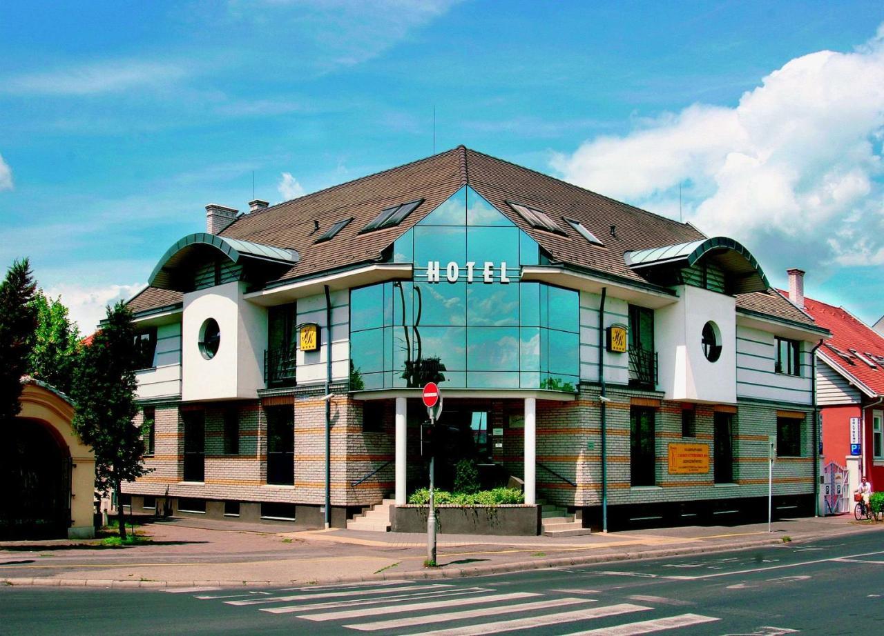 Hotel Kalvaria Γκιόρ Εξωτερικό φωτογραφία